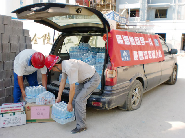 高溫慰問到一線，酷暑清涼舒人心