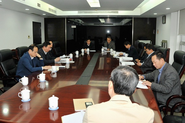 省住房城鄉(xiāng)建設(shè)廳黨組書記顧小平主持召開廳黨組會議，專題學(xué)習(xí)黨的十八屆六中全會精神